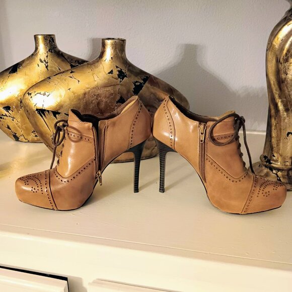 Fergie Leather Pumps - Picture 1 of 7